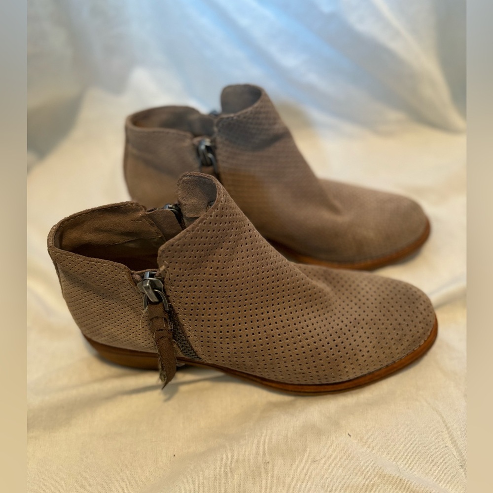 Dolce Vita Suede Beige/Tan Ankle Boots/Booties Women’s Size 7